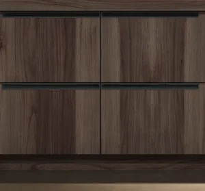 Muebles de cocina en madera oscura con vetas elegantes y tiradores negros, diseño moderno y acabado premium INKO Cocinas