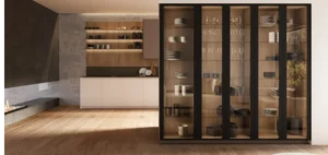 Cocina contemporánea con vitrina de cristal y marcos negros, estanterías de madera y zona de dining, diseño premium INKO Cocinas