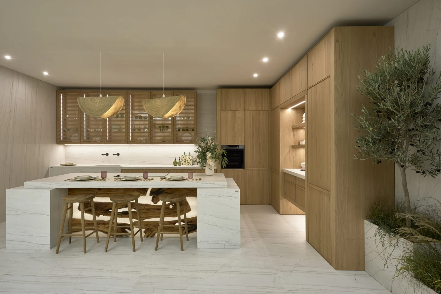INKO Cocinas cocina contemporánea en madera natural con isla de mármol, taburetes y iluminación suave; diseño premium y cocinas modernas