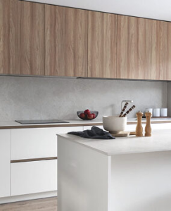 INKO Cocinas: cocina contemporánea de líneas minimalistas, mobiliario en madera clara y isla blanca, diseño premium y funcionalidad.