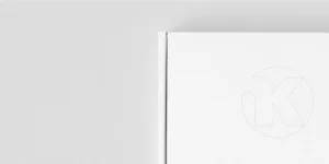 INKO Cocinas: logotipo minimalista en blanco, círculo con la K delineada, sobre fondo gris claro.