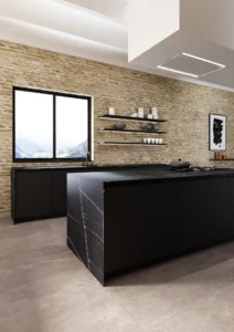 INKO Cocinas: cocina moderna en negro con isla de mármol negro con vetas, pared de piedra, estanterías abiertas y ventana con vistas a montañas.