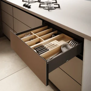 Cocina moderna con cajón extraíble y divisiones de madera para utensilios, encimera blanca y quemadores de gas; diseño premium, INKO Cocinas