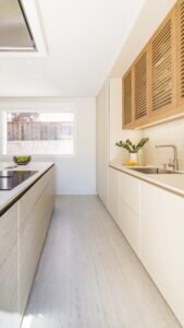 INKO Cocinas cocina contemporánea en tonos blancos y madera clara, encimera de cuarzo, isla, fregadero y detalles premium