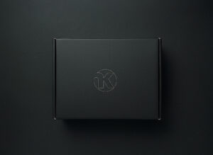 INKO Cocinas caja negra de packaging con logotipo circular minimalista en plata, diseño premium y moderno.