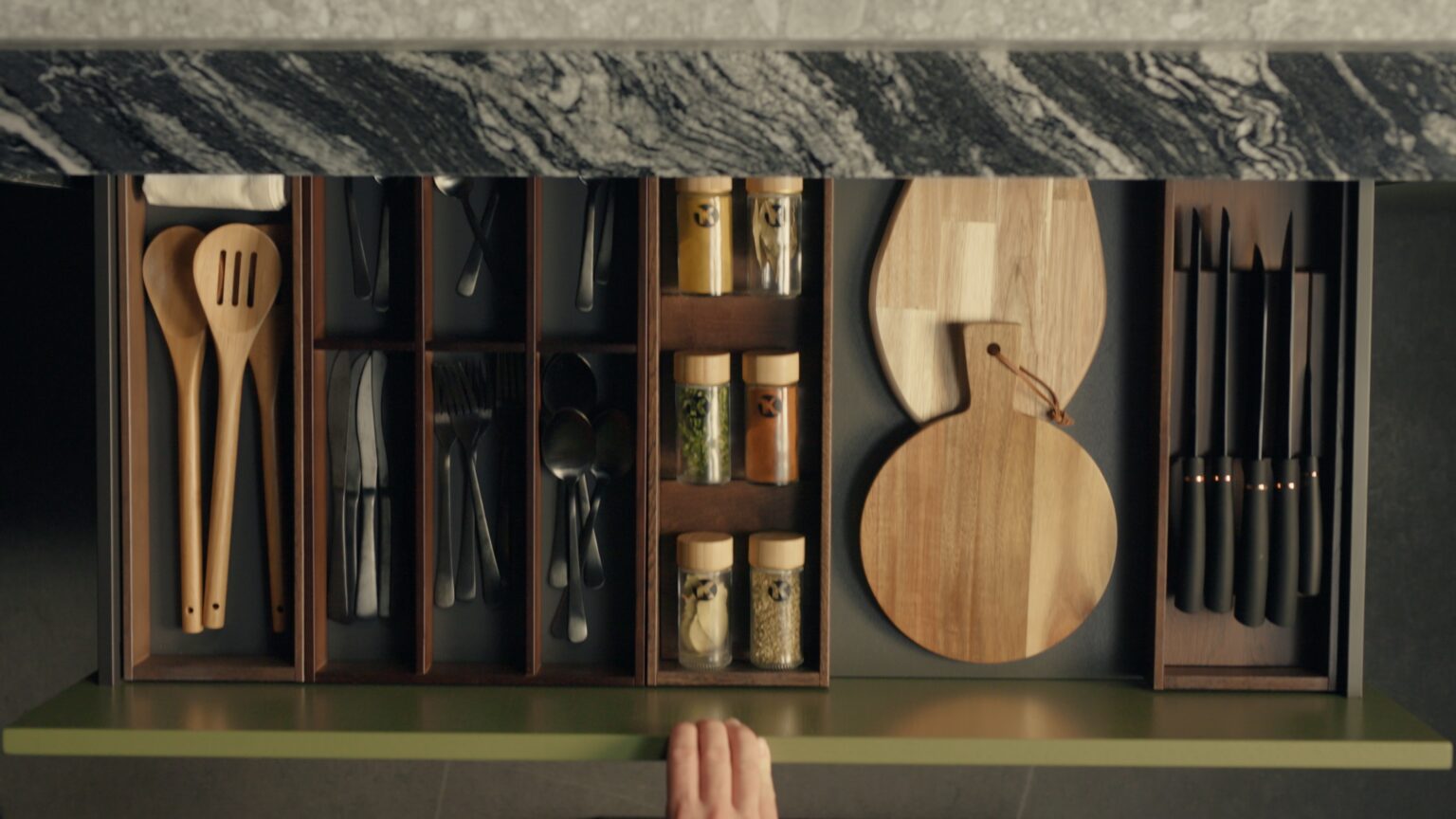 Cajón de cocina con organizadores de madera, utensilios y especias; diseño premium para cocinas modernas INKO Cocinas