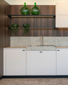 Cocina moderna minimalista y cálida en lacado blanco y panelado de madera con encimera de piedra e iluminación LED integrada – INKO Cocinas