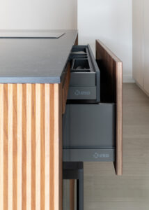 Cocina moderna con isla en madera natural y detalles en diseño minimalista – INKO Cocinas, fabricantes en Málaga.