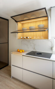 Cocina moderna minimalista en lacado blanco mate, interior en madera cálida, encimera efecto mármol y LED integrado — INKO Cocinas