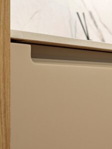 Cocina moderna a medida con detalles en madera y encimera de piedra elegante – INKO Cocinas, fabricantes en Málaga.