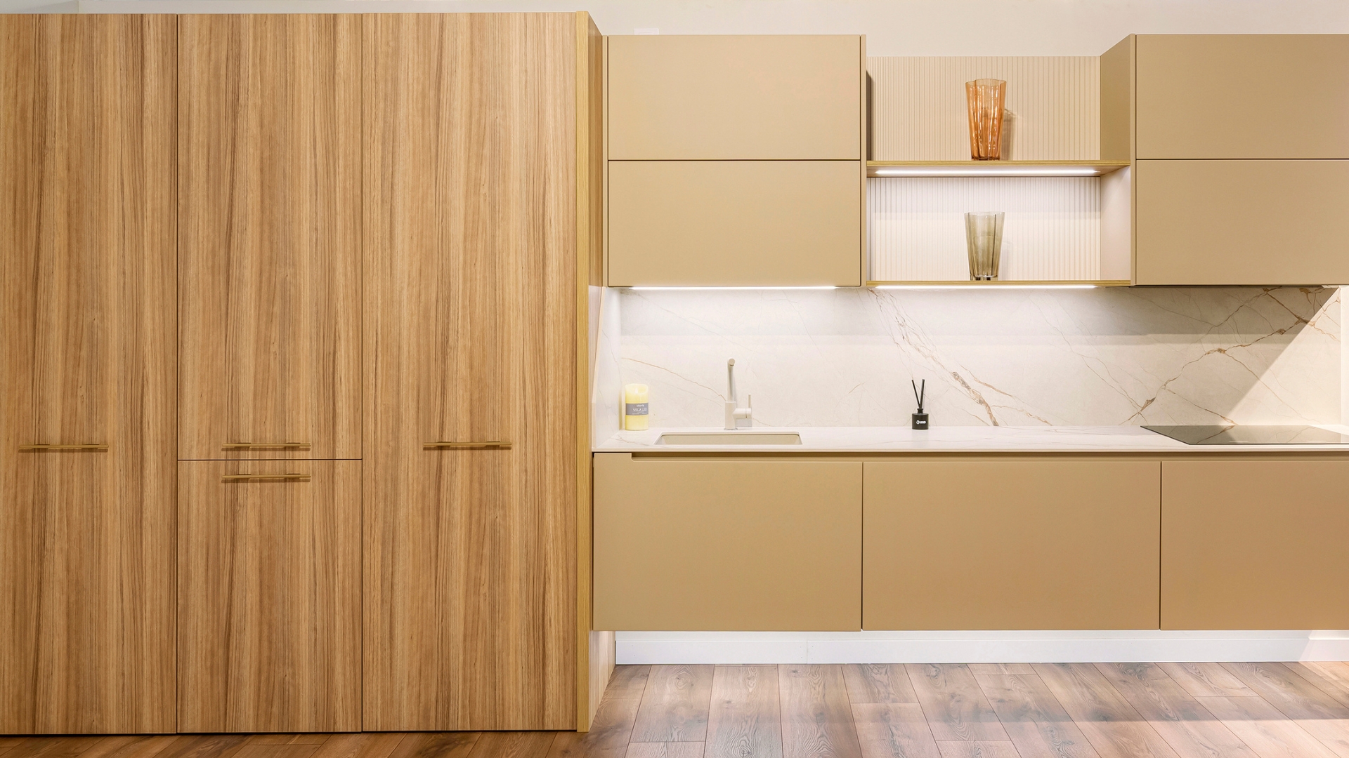Descubre cómo serán las cocinas modernas en 2026: espacios abiertos, materiales nobles y tecnología invisible. Fabricación europea a medida en Málaga.